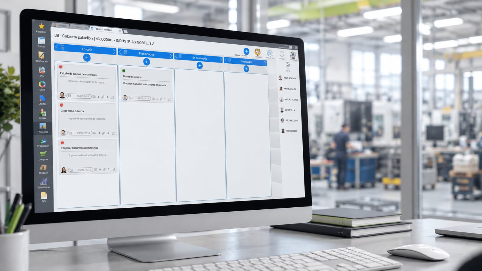 Planificación de producción de OnyxERP en la pantalla de una oficina técnica
