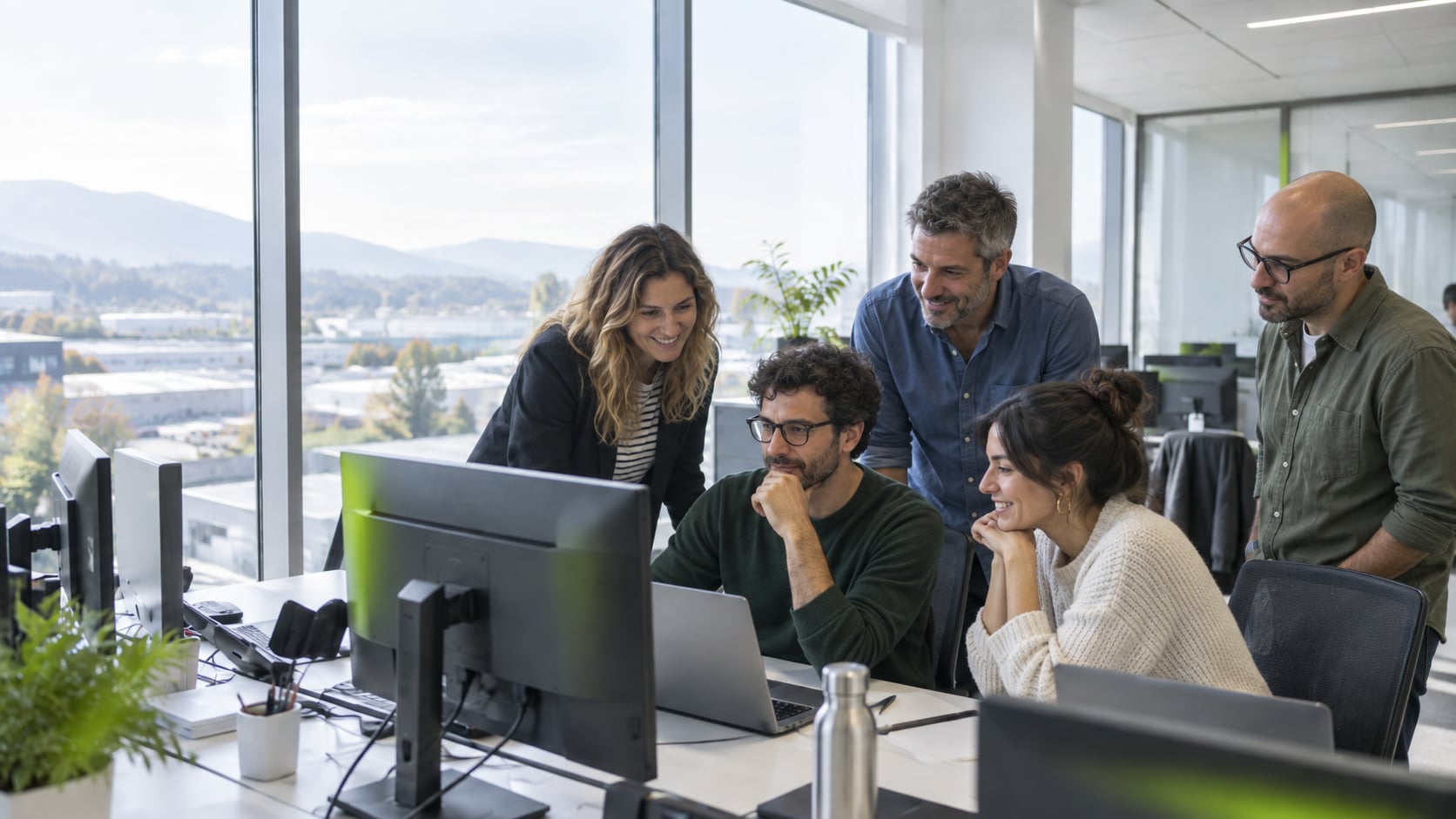 Equipo de Aner Vitoria trabajando junto en la oficina de Vitoria-Gasteiz